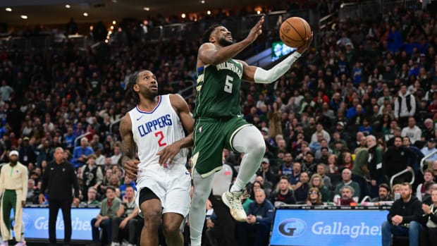 Milwaukee Bucks guard Malik Beasley (5) takes a shot against Los Angeles Clippers forward Kawhi Leonard (2) 